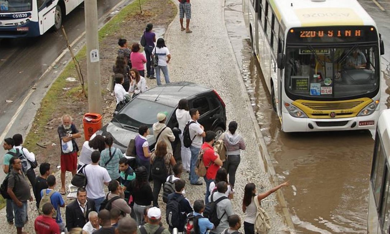 Cariocas Enfrentaram Trânsito Lento E Ruas Alagadas Na Manhã Desta ...