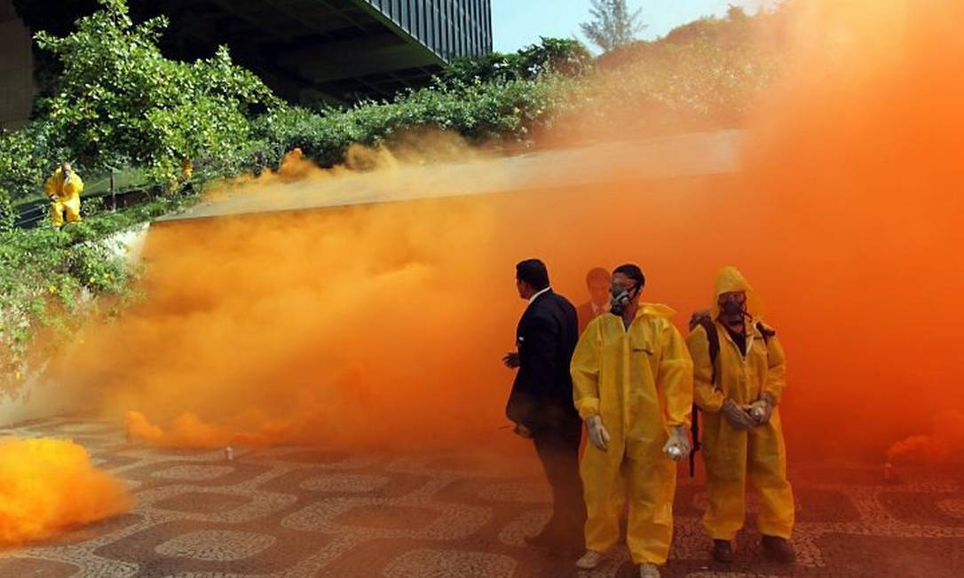 Ativistas do Greenpeace e a coloração laranja do Centro do Rio. Foto de Gabriel de Paiva Agência O Globo