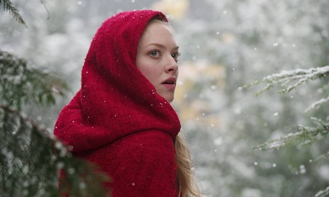 Amanda Seyfried recria Chapeuzinho Vermelho no