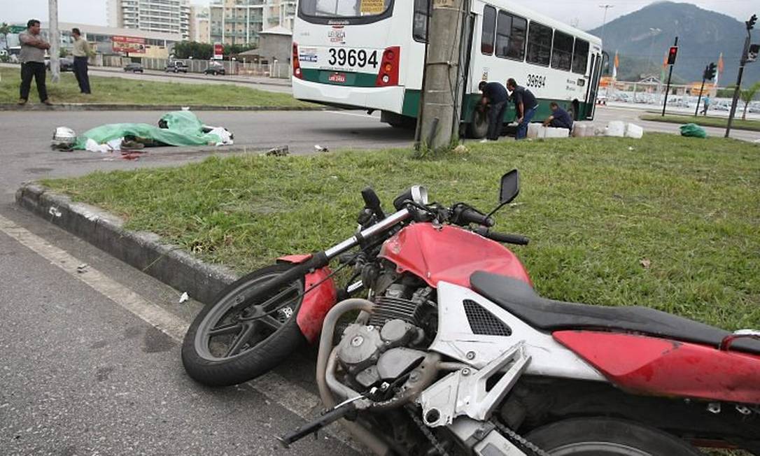 Acidente entre motocicleta e ônibus no Rio, um dos muitos que vitimaram jovens no trânsitoFoto de Marcia Foleto