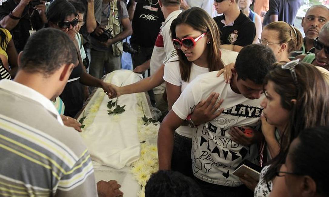 Amigos de Larissa Fernandes velam o corpo da menina Foto: REUTERSSergio Moraes