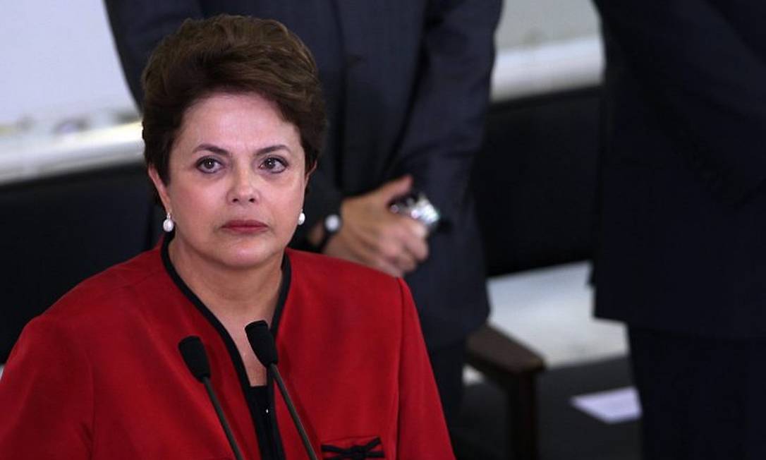 Dilma com os olhos marejados em cerimônia em Brasília: 'um minuto de silêncio' Foto: Gustavo Miranda - O Globo