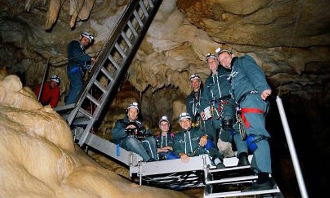 A equipe de Herzog que trabalhou na gruta: apenas seis dias de filmagens foram autorizadosFoto: Divulgação
