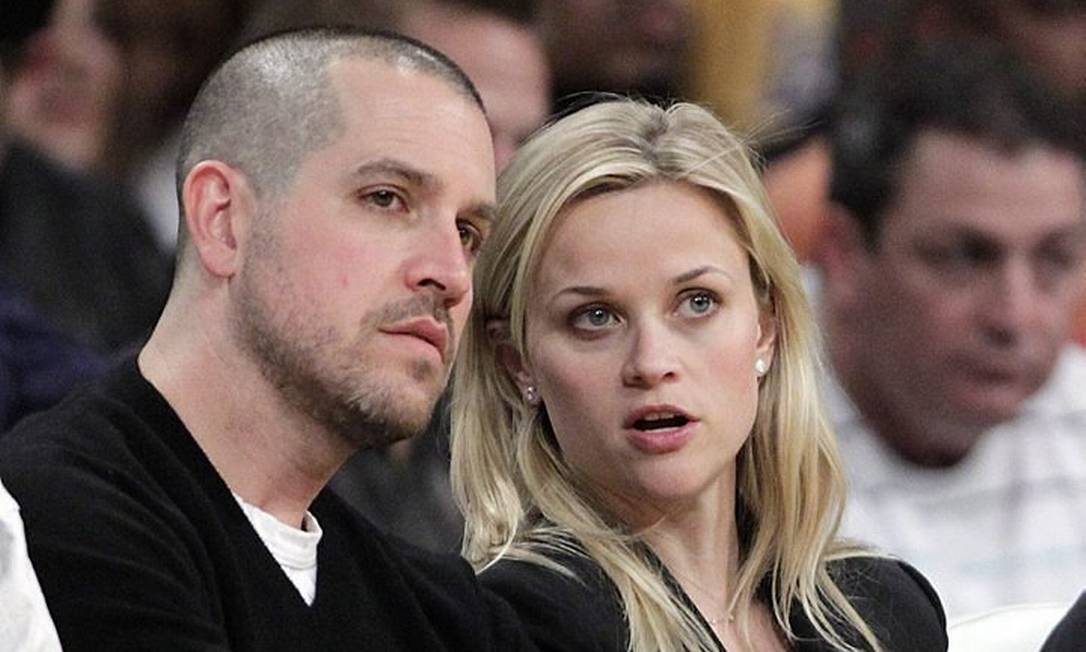 Reese Witherspoon e o marido Jim Toth assistem a jogo da NBA