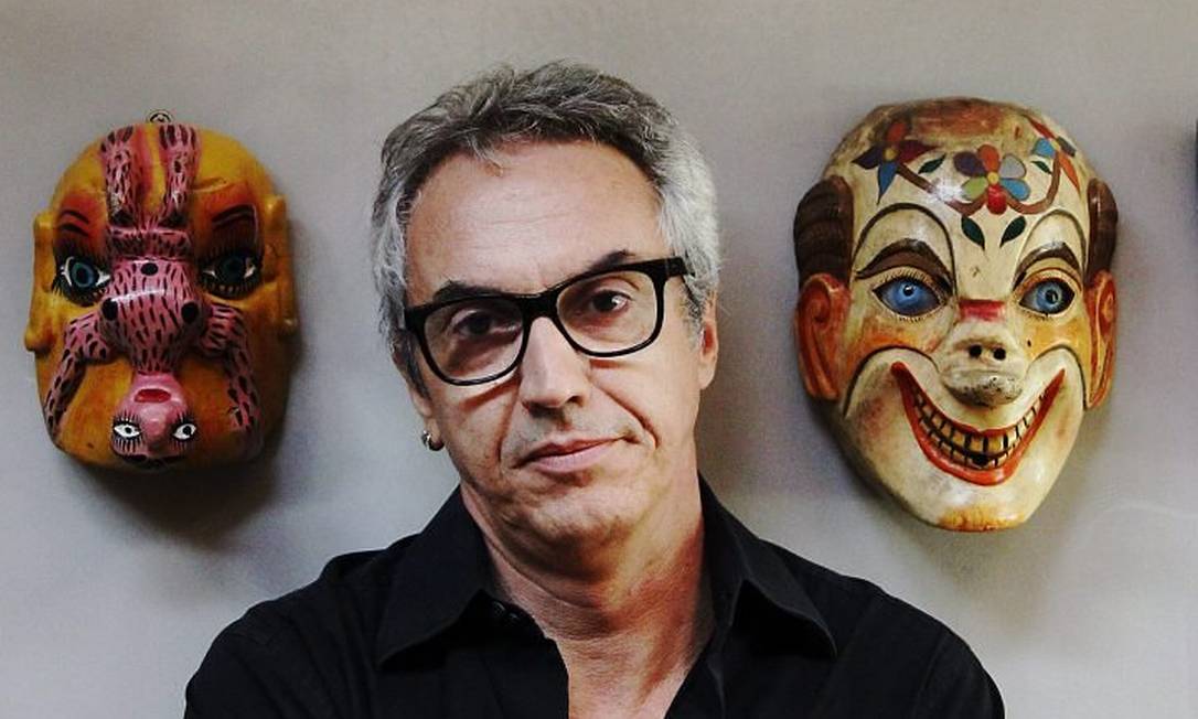 Cláudio Paiva posa em frente à sua coleção de máscaras Foto: Leonardo Aversa
