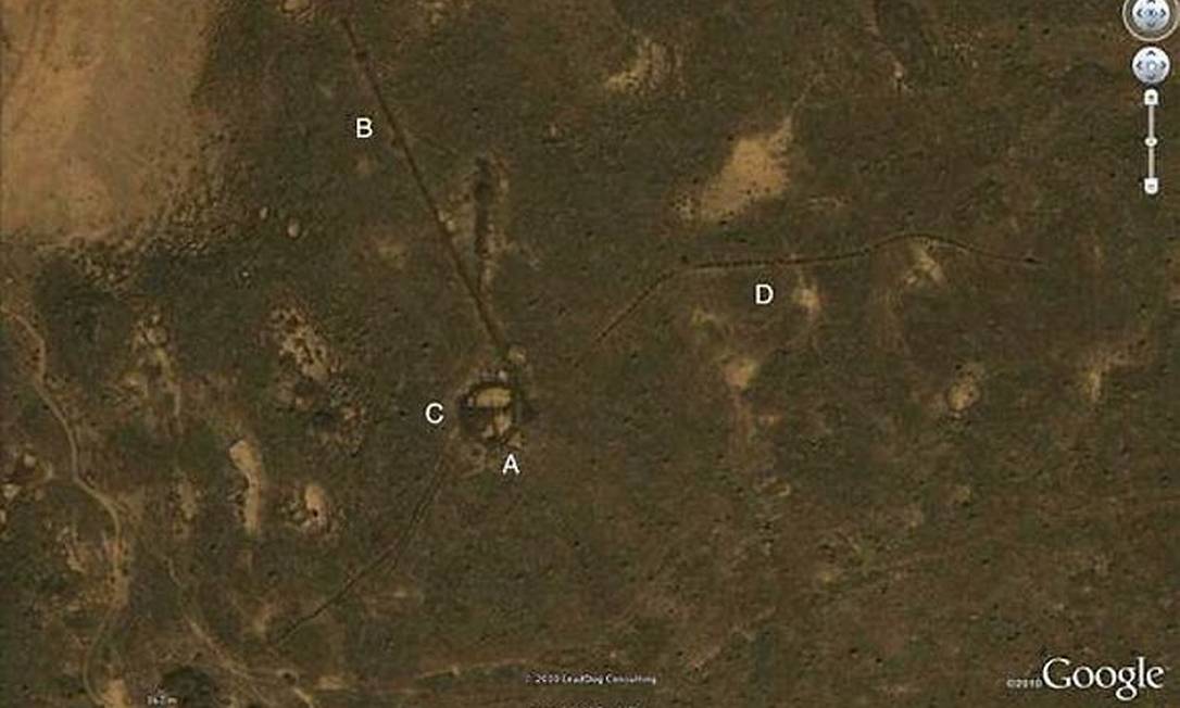 Imagens de tumbas sauditas vistas pelo Google Earth (via Space.com) Reprodução