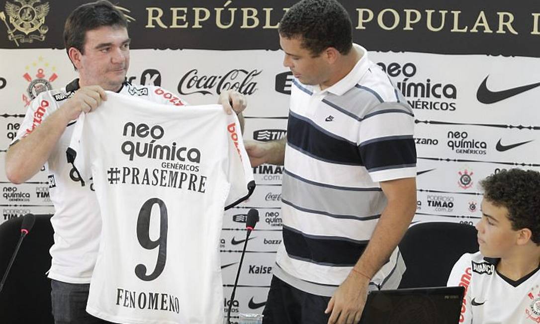 Ronaldo ganha uma camisa do presidente do Corinthians , Andrés Sanchez - Marcos Alves