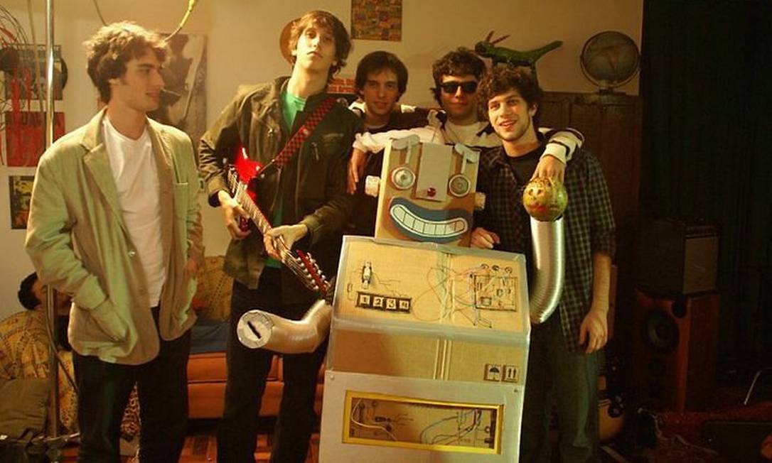 A banda Ganesha, com o robô que levará para o protesto antes do show do LCD Soundsystem