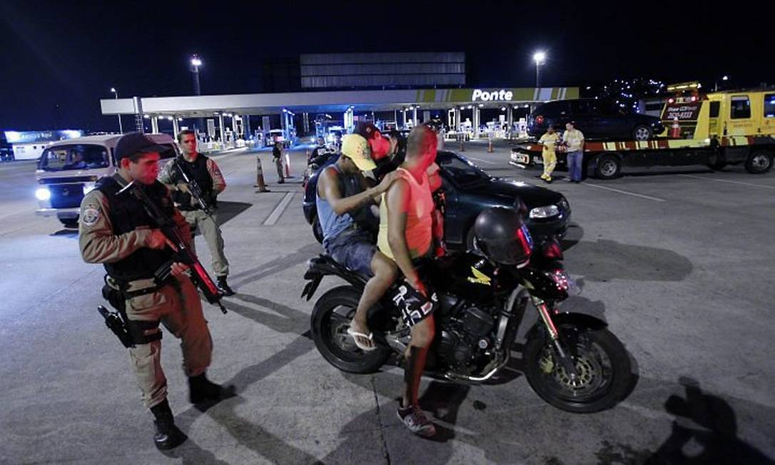 Polícia tenta impedir fuga de traficantes do Morro de São Carlos para comunidades em São Gonçalo Foto: Fernando Quevedo - O Globo