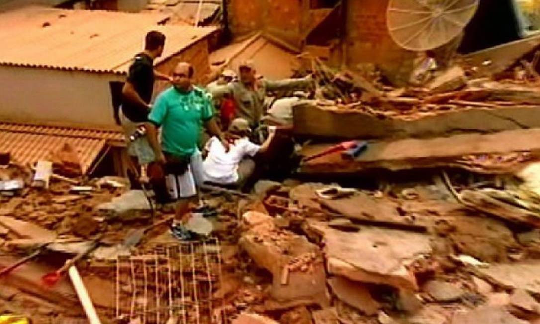 Desabamento de prédio mata uma criança na Região Serrana do Rio (Foto: Reprodução TV Globo)