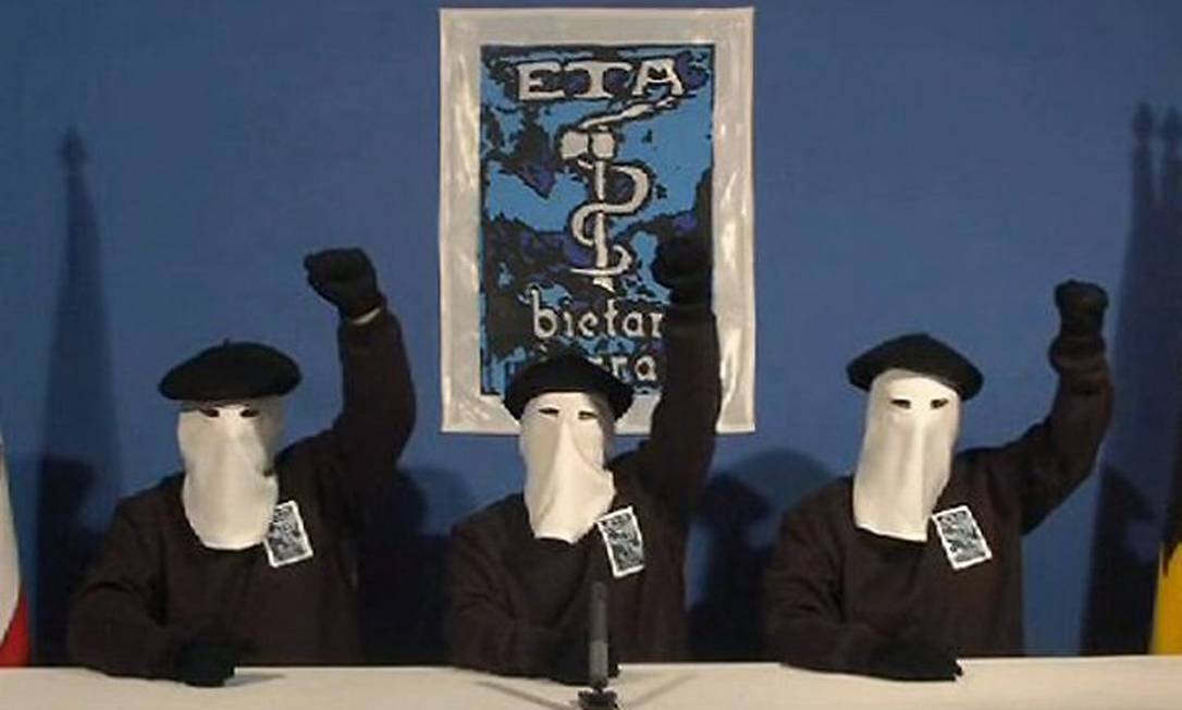 Em imagem retirada de vídeo, três integrantes do grupo separatista basco ETA anunciam um cessar-fogo permanente - AFP