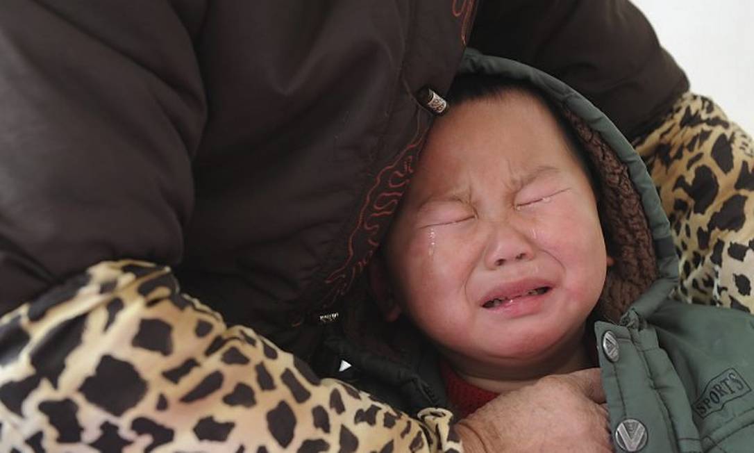 Criança diagnosticada com contaminação por chumbo chora ao ser atendida em hospital em Hefei, na China - Reuters