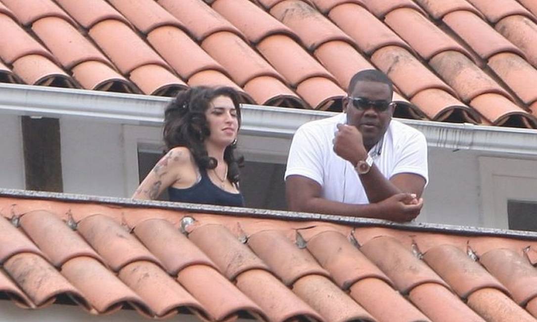 Amy Winehouse na sacada do hotel onde está hospedada em Santa Teresa Gil Rodrigues - Photo Rio News