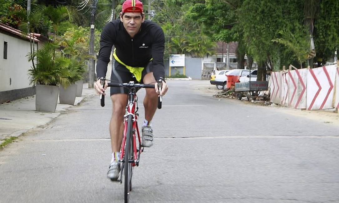 O músico Dado Villa-Lobos pedala cerca de 80 quilômetros por semana