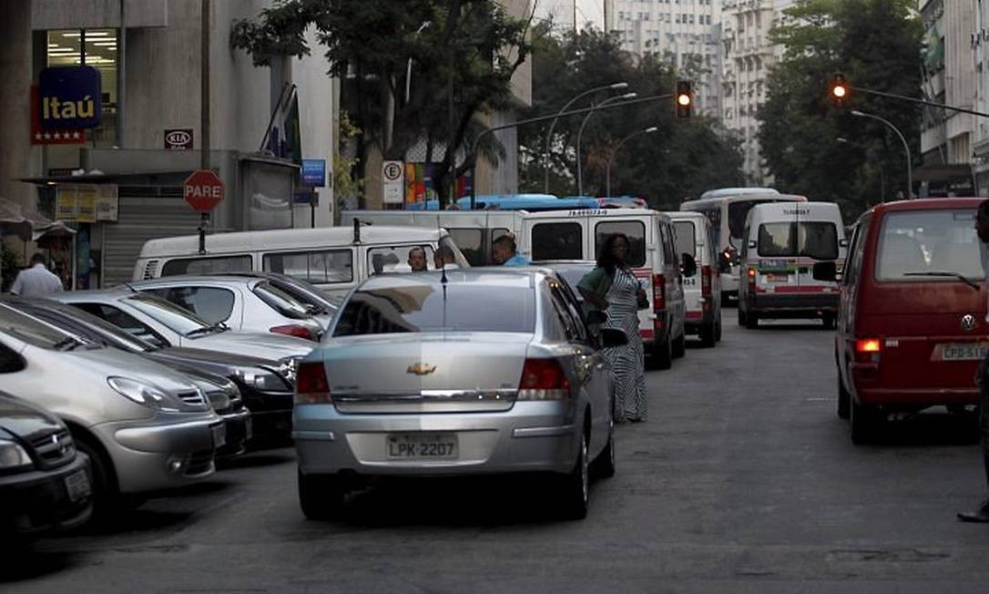 Carros estacionados em fila dupla e camelôs continuam sendo vistos