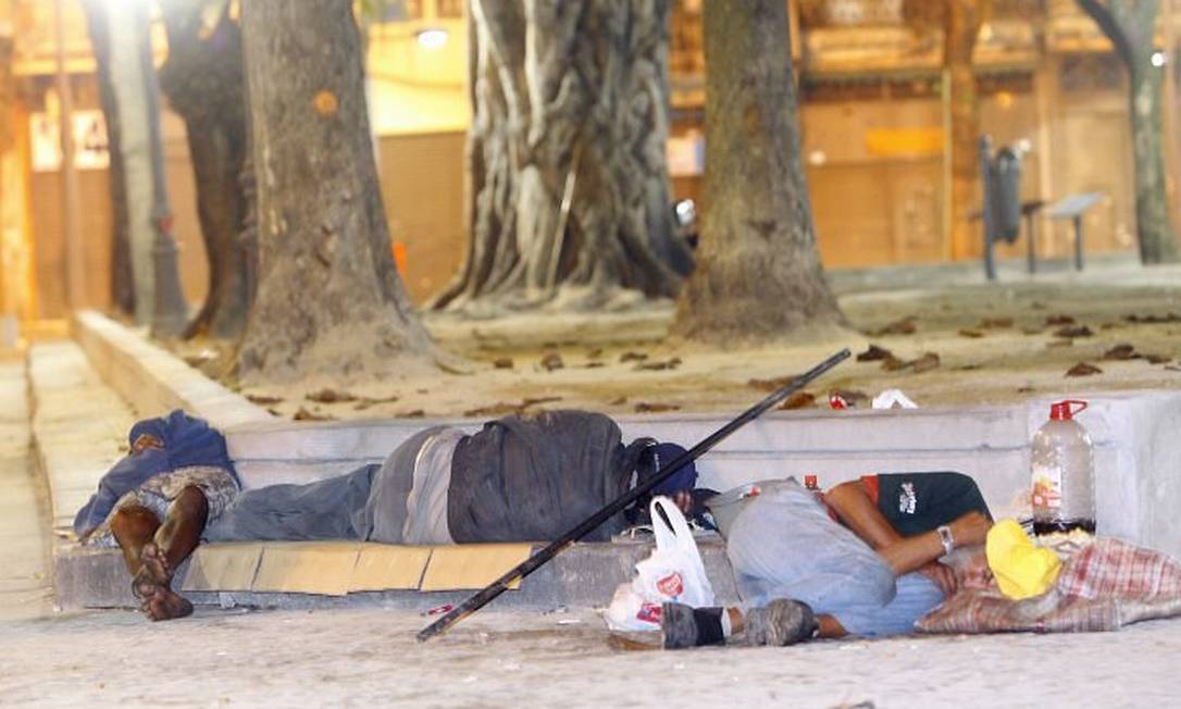 Moradores de rua dormem na Praça Tiradentes, que perdeu grades no último sábado, reacendendo o debate sobre eficácia da medida (Foto: Fernando Quevedo Agência O Globo)