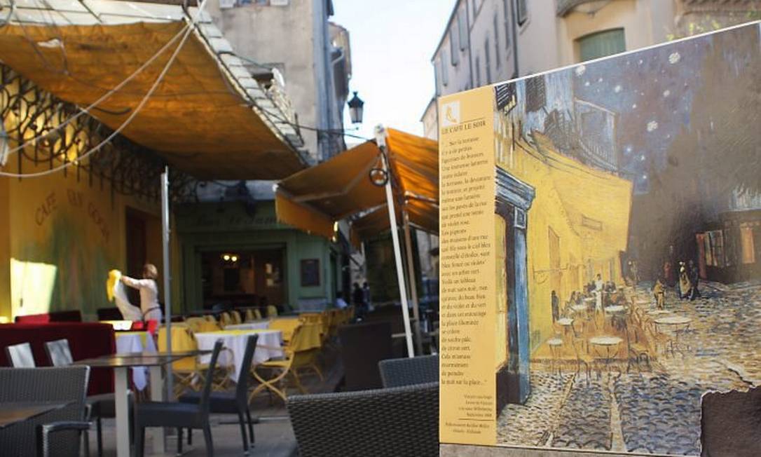 Reprodução do quadro Café, le soir, de Van Gogh, fica exposta em frente ao bar original em Arles Foto: Bruno Agostini / O Globo