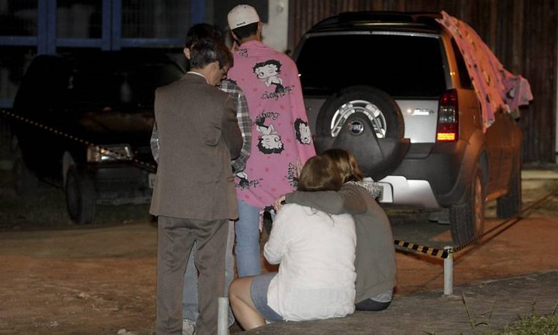 Familiares se consolam diante do carro da juíza assassinada Foto: Pedro Kirilos