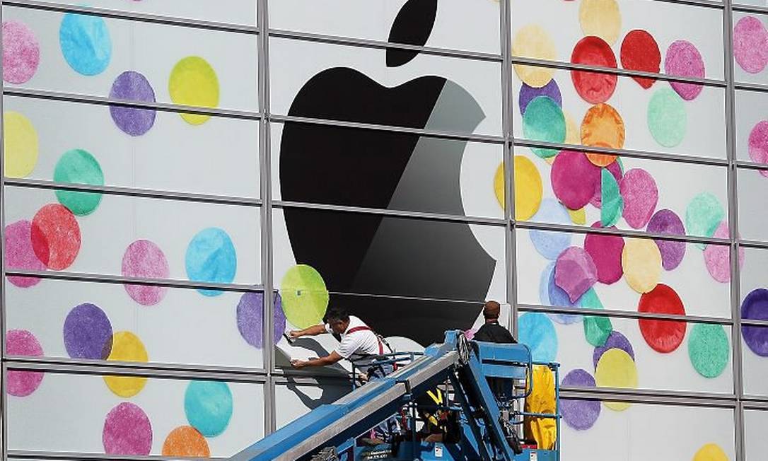 Logo da Apple é colocado na fachada do Yerba Buena Center, em São Francisco AFP