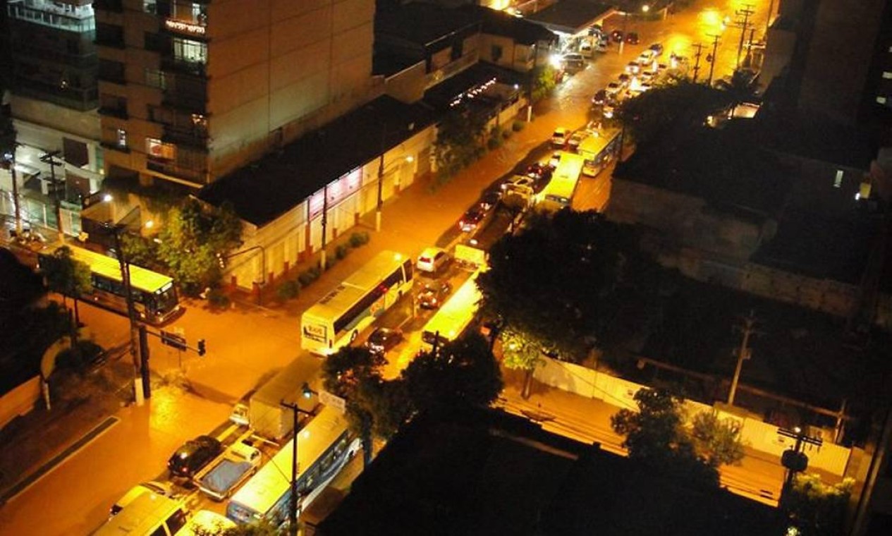 Ruas Alagadas Durante Forte Chuva Causam Transtornos Para Moradores Do ...