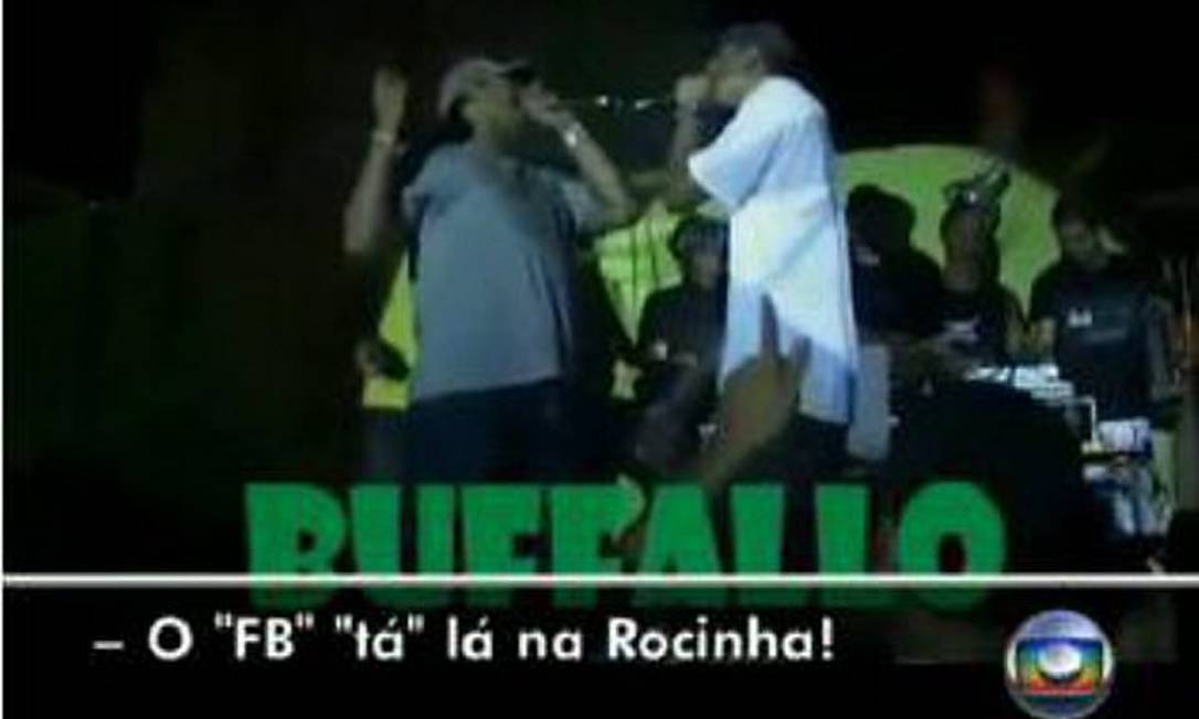 MCs cantam em baile funk após a ocupação do Alemão - Reprodução TV Globo