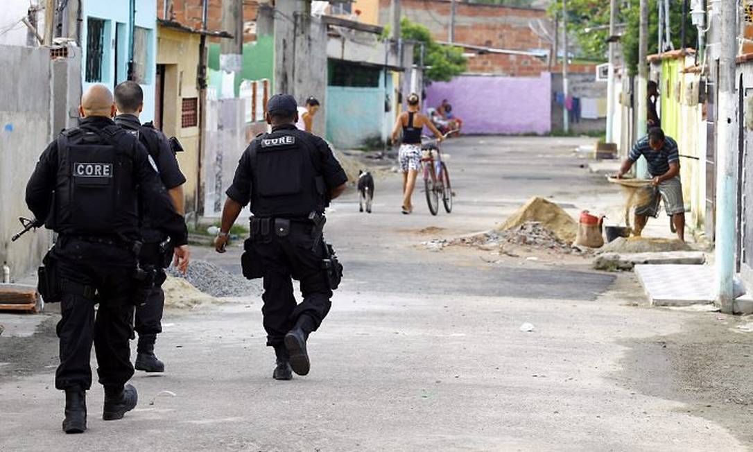 Viaturas da Polícia Civil e do Ministério Público estacionadas em frente a prédio durante cumprimento de mandados.