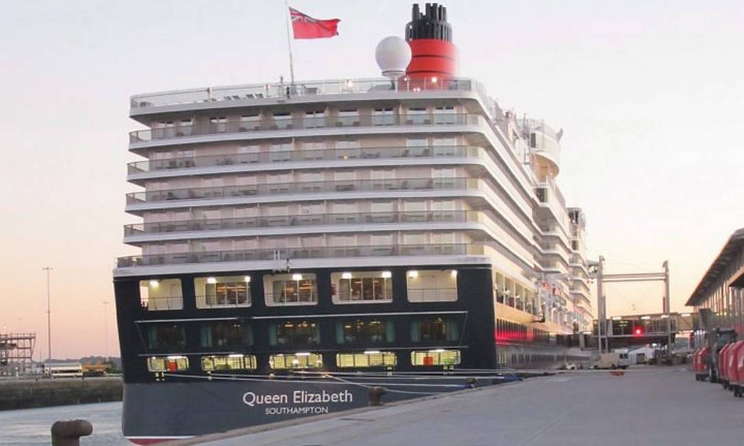 Ancorado em Southampton, o transatlântico Queen Elizabeth, de 12 andares e capacidade para 2.068 passageiros Foto: Vera Araújo