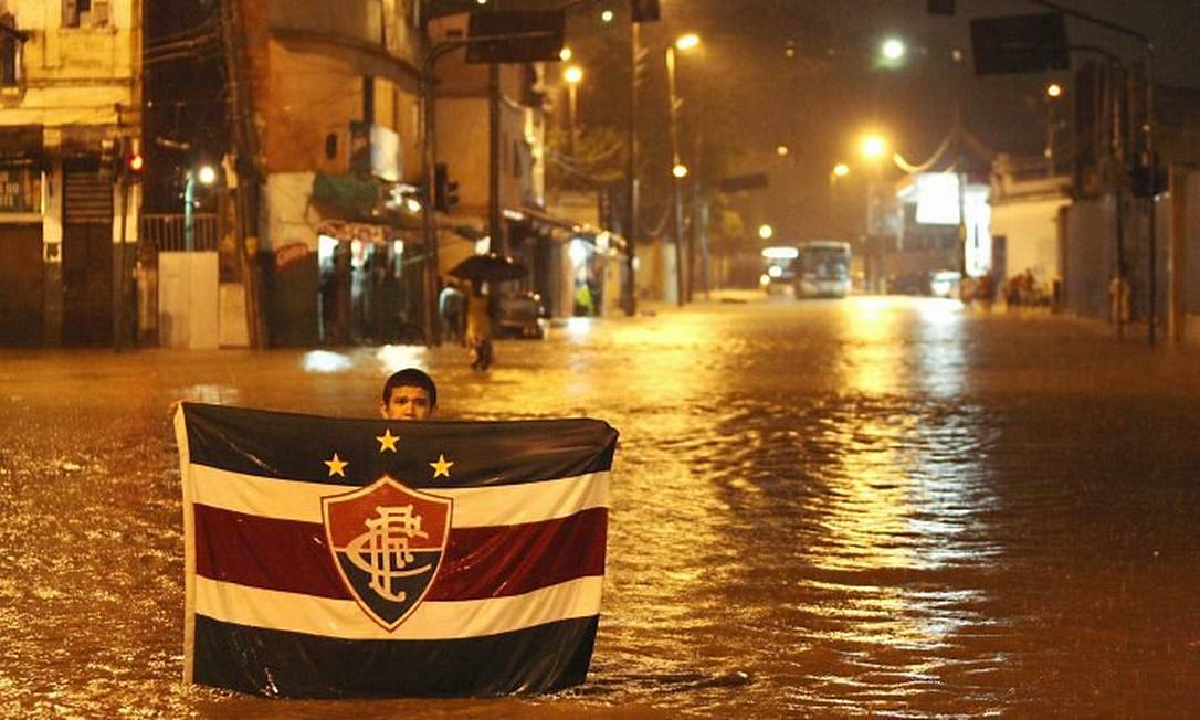 Chuva alaga vários pontos do Rio e causa engarrafamentos - Jornal O Globo