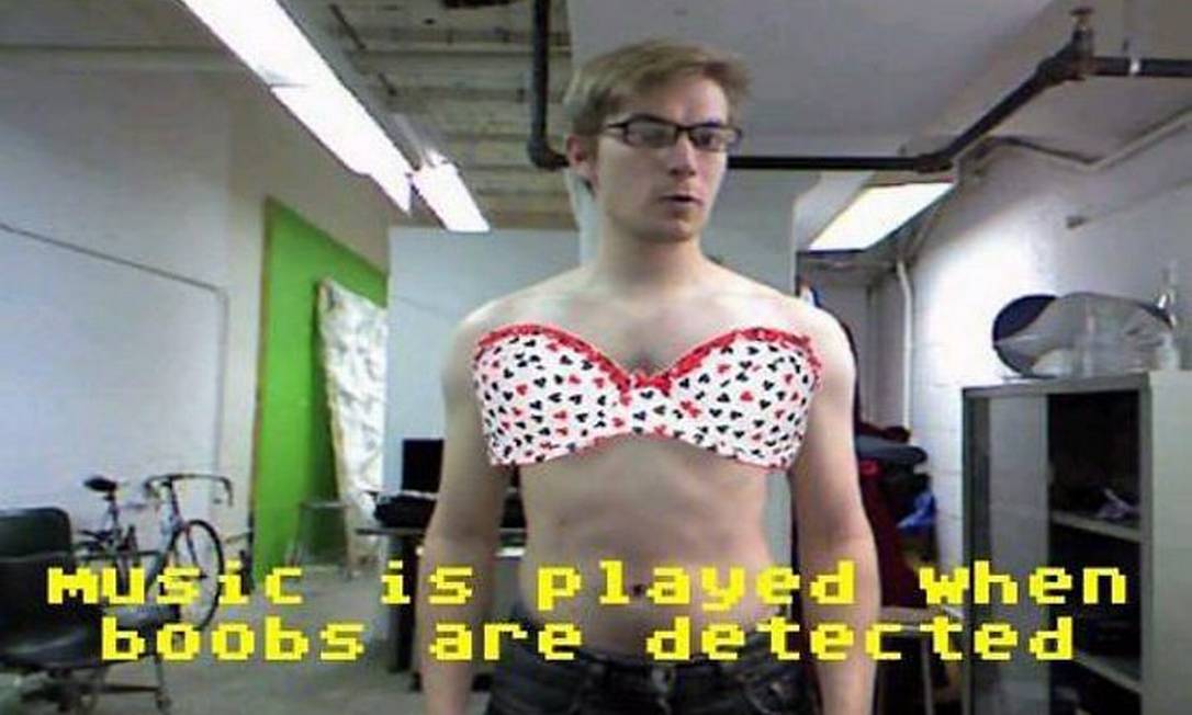 Humorista faz com que Kinect identifique seios masculinos e os cubra com diversos sutiãs Reprodução