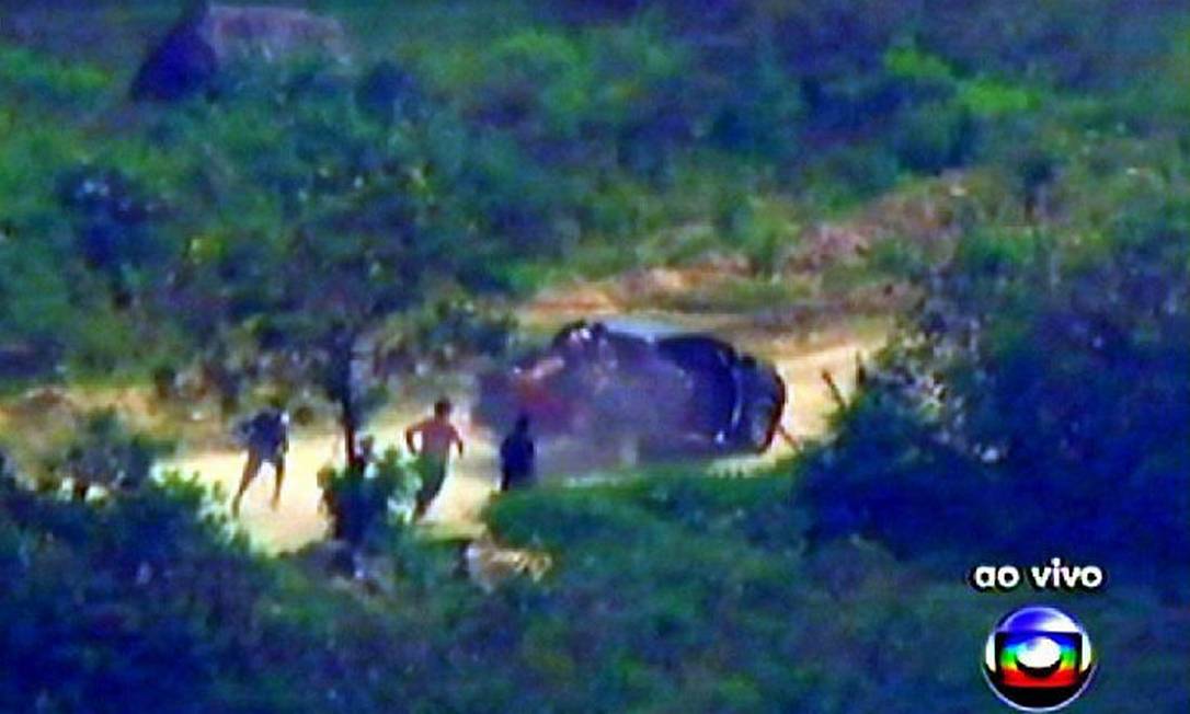 Picape utilizada na fuga dos bandidos da Vila Cruzeiro é recuperada