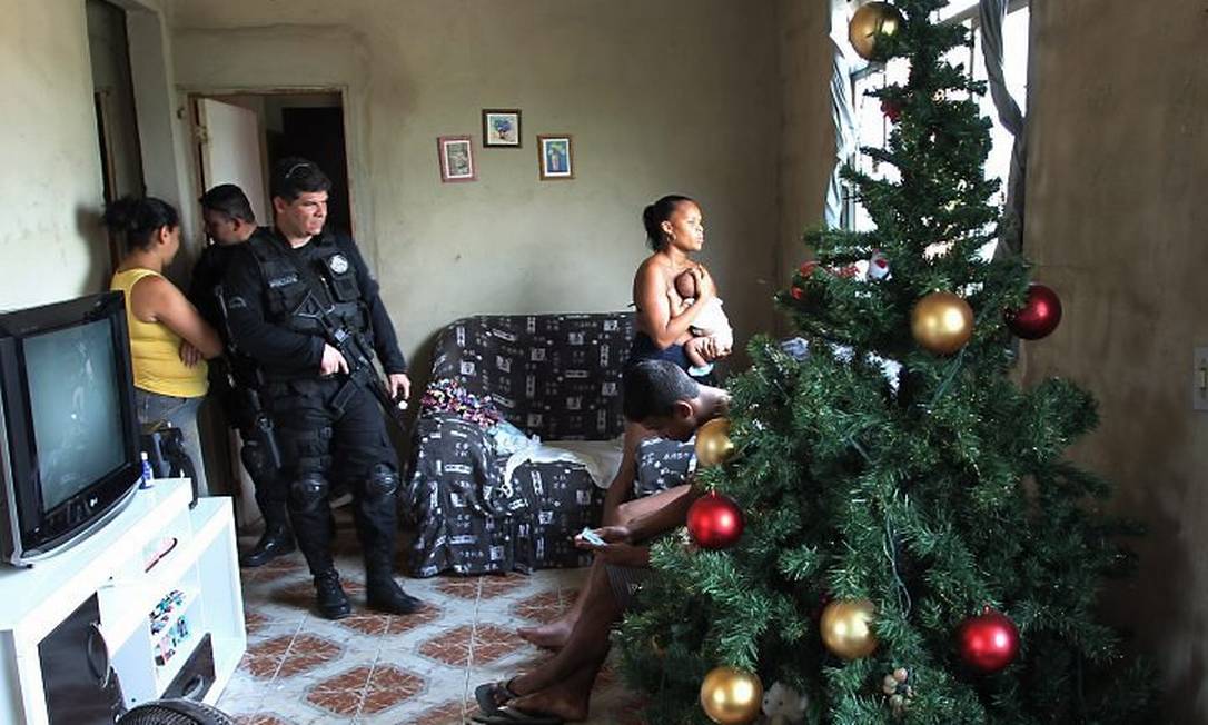 Policiais vasculham o morro em busca de bandidos, armas e drogas. Foto: Gabriel de Paiva Agência O Globo