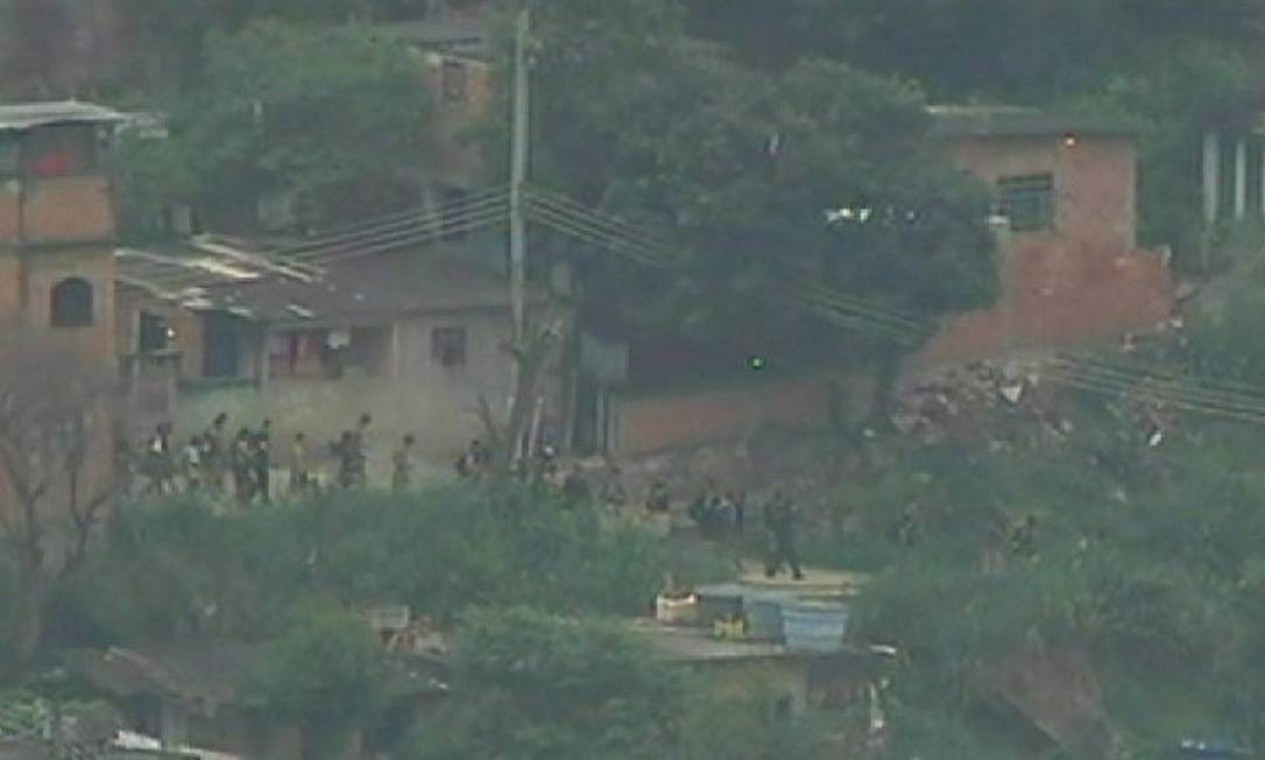 Bando de traficantes que fugiu da Vila Cruzeiro transportava R 2