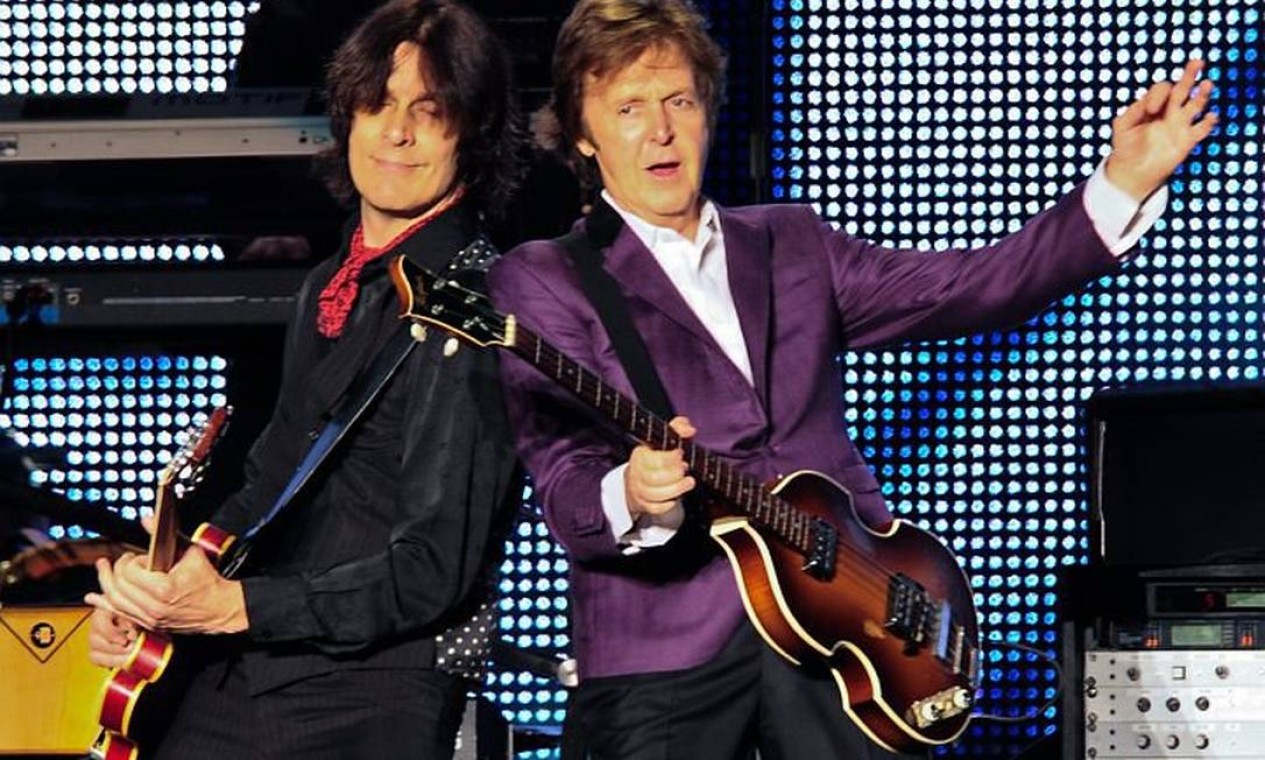 Paul McCartney muda repertório e brinca com tombo ao se despedir do