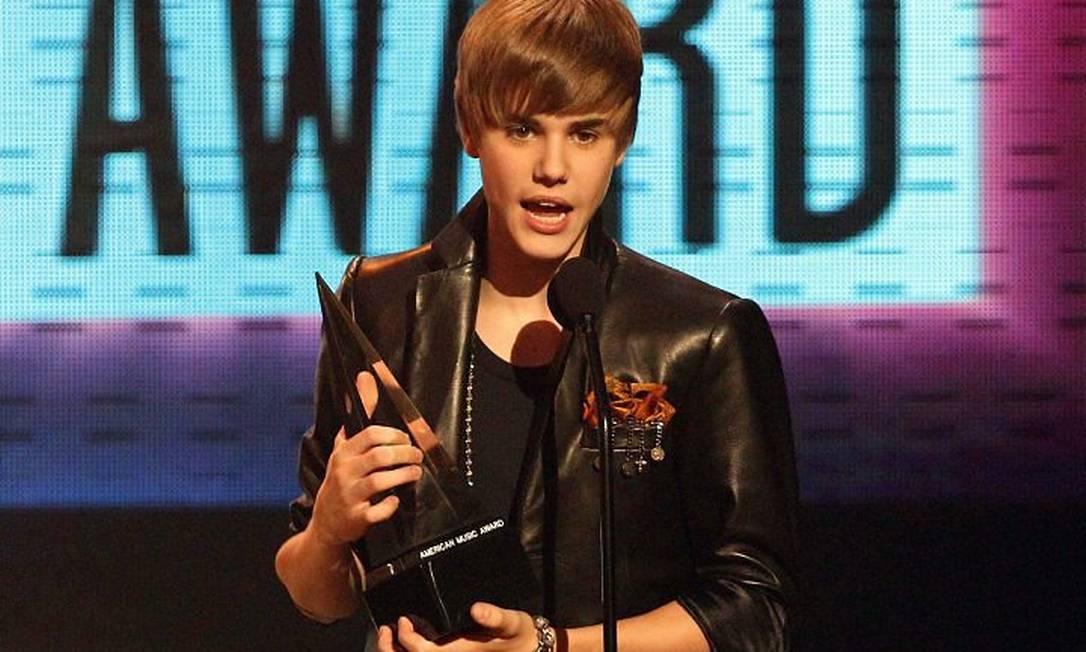 Justin Bieber agradece o prêmio de artista revelação - Foto: Reuters