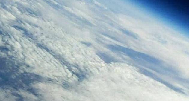 Aviao De Papel Tira Fotos Da Terra Vista Do Espaco Jornal O Globo