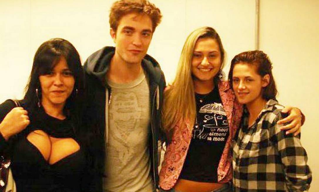 Fãs tiram foto com Robert Pattinson e Kristen Stewart em aeroporto no Rio de Janeiro Reprodução