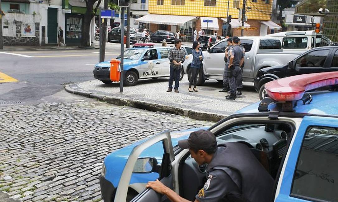 Policiais reforçam segurança na Rua Faro. Foto: Marco Antonio Teixeira - O Globo