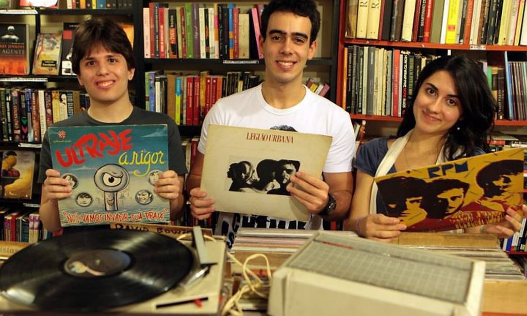 Felipe Rosenvald (à esq.), Lucas Gibson e Gabriela Andrea com discos que completam 25 anos em 2010 Gustavo Stephan
