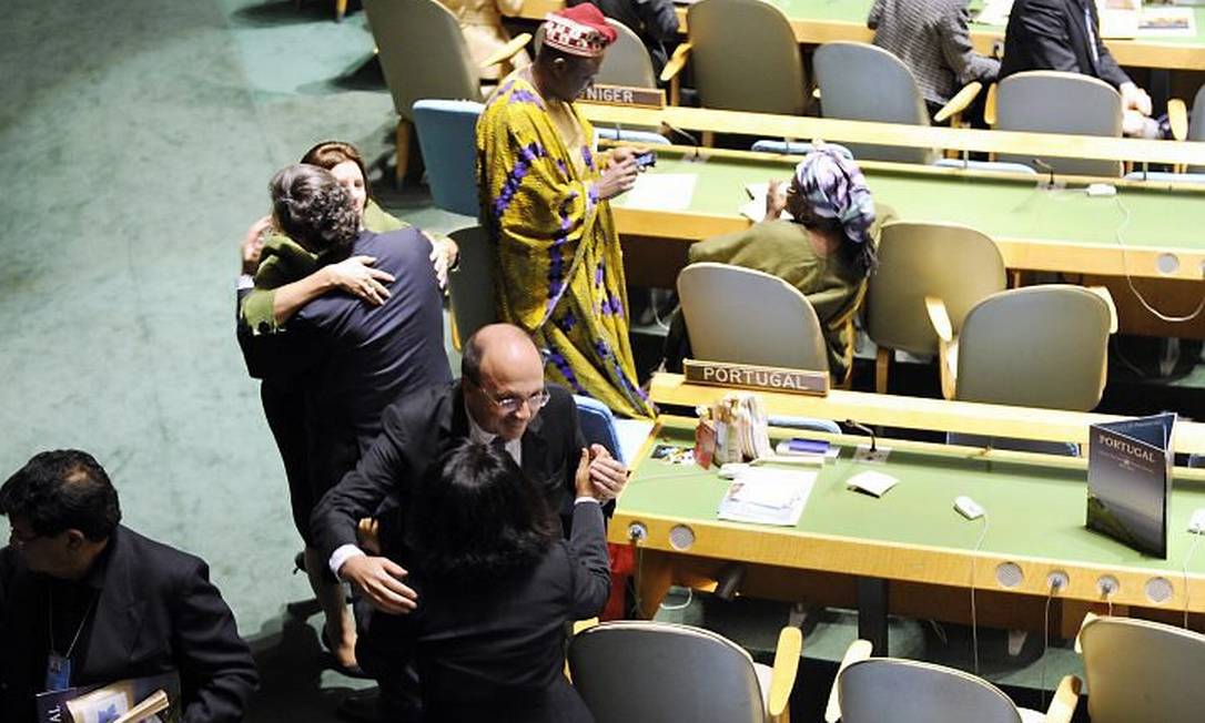 Representantes da delegação de Portugal são parabenizados na Assembleia Geral da ONU pela entrada do país no Conselho de Segurança da entidade, como membro rotativo. Foto: AP