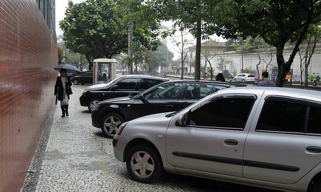 Fradinhos não impedem estacionamento sobre calçadas - Jornal O Globo