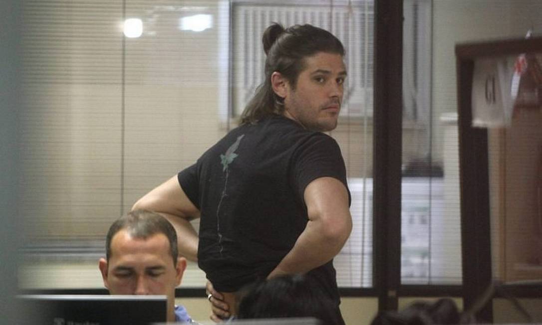 O ator Dado Dolabella na 14ª DP após ser detido com maconha no Leblon. Foto de Bruno Gonzalez Extra Agência O Globo.