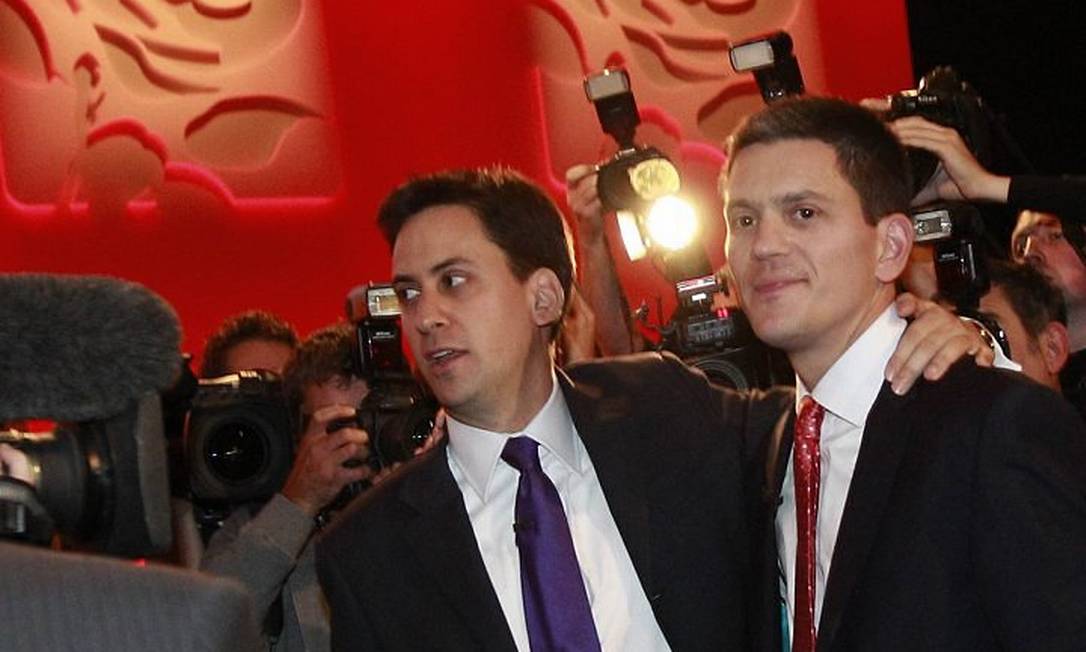Ed Miliband, à esquerda, é cumprimentado pelo irmão, David, após derrotá-lo e ser eleito o novo líder do Partido Trabalhista britânico - Reuters