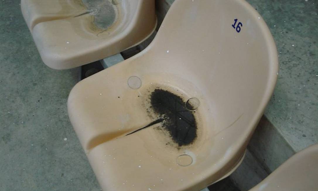 Eu-Repórter: cadeiras do Parque Aquático Maria Lenk estão deteriodas e acumulam água Foto do leitor Aurélio Andrade