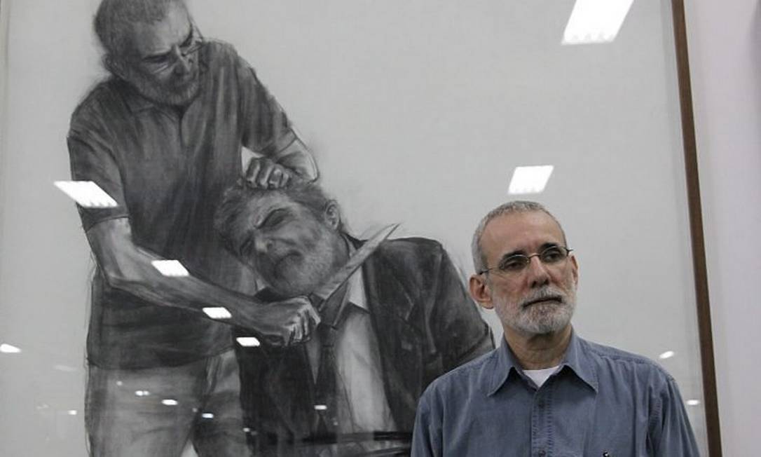 Na foto Gil Vicente, ao lada das suas obras matando Lula . Foto Eliária Andrade