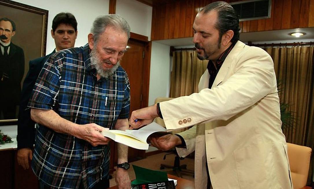 Fidel Castro recebe o escritor lituano Daniel Estulin em Havana AP