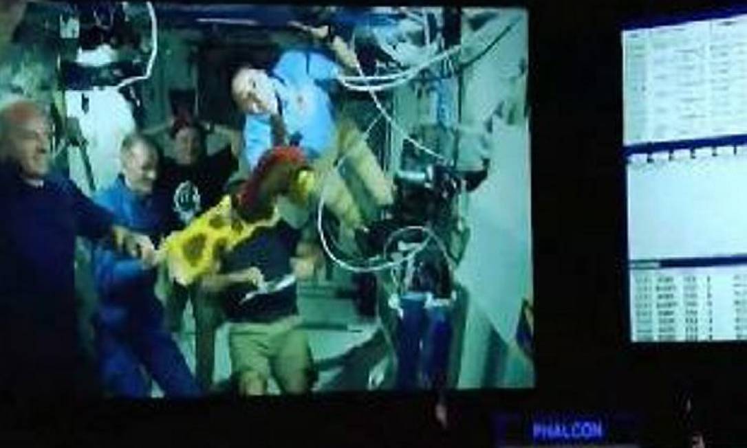 Uma das imagens da tripulação usada no vídeo