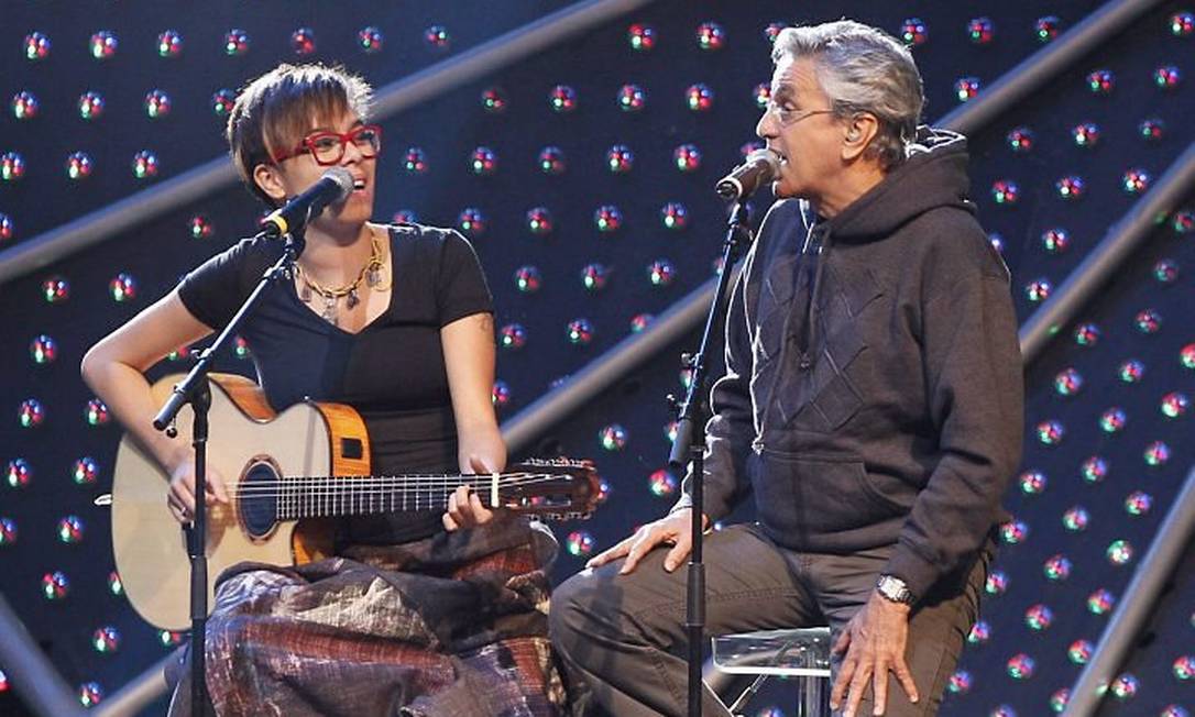Maria Gadú e Caetano Veloso cantam 'Trate-me camaleoa' - Foto: Mônica Imbuzeiro