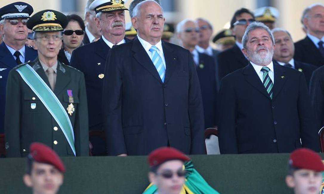 O presidente Lula ao lado do ministro da Defesa, Nelson Jobim, durante solenidade de imposição da Medalha do Pacificador em comemoração ao Dia do Soldado - Gustavo Miranda O Globo
