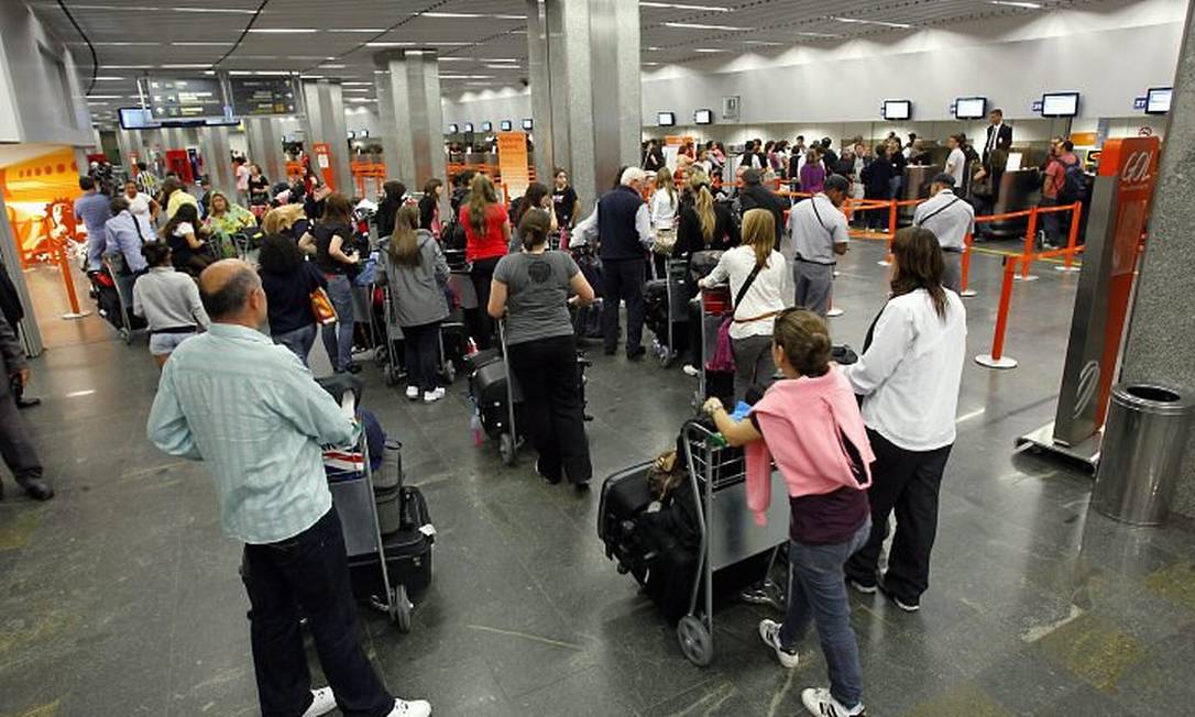 Passageiros enfrentam transtornos no Aeroporto Internacional Tom Jobim após atrasos em voos da Gol Reprodução