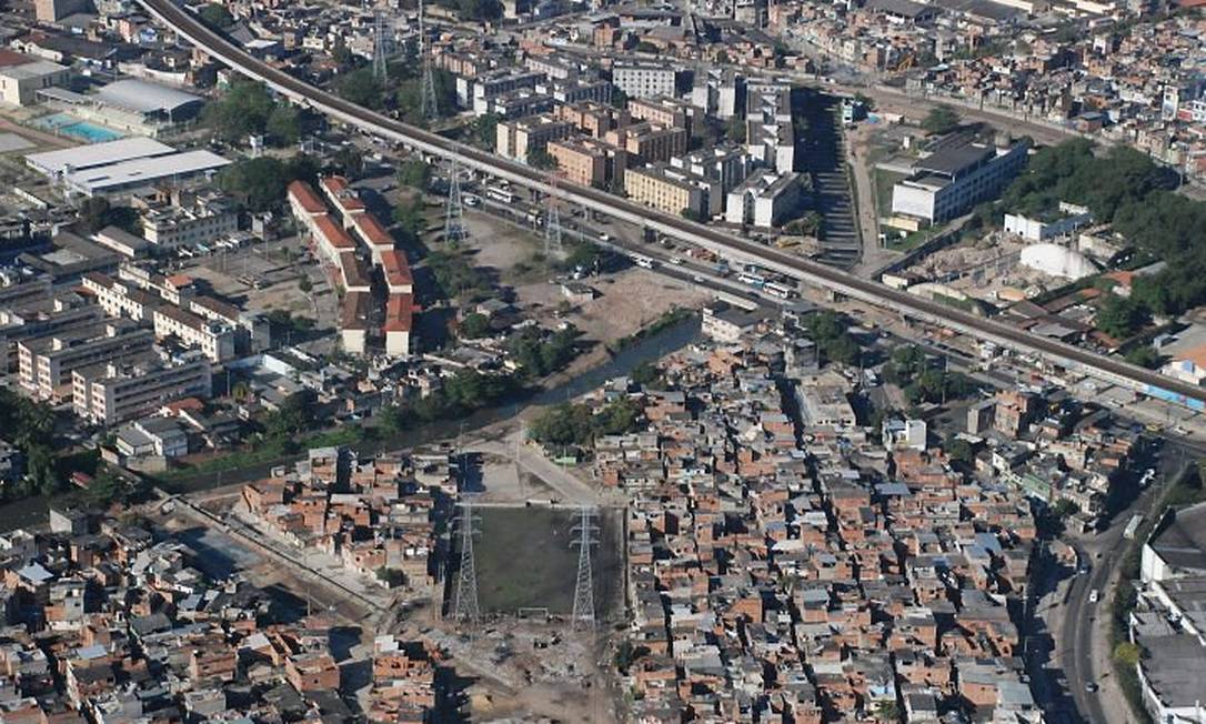 Vista aérea da Favela do Jacarezinho. Prefeitura vai investir R$ 8 bilhões até 2020 em comunidades. Foto Agência O GLOBO